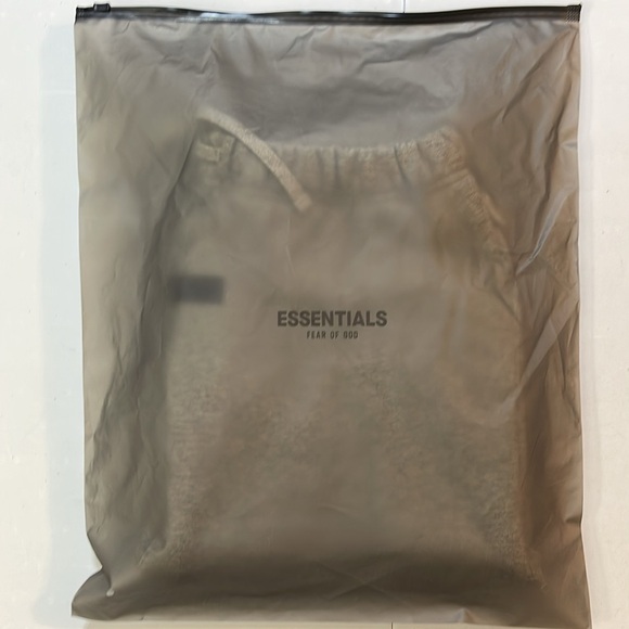 Fear of god essentials dark oatmeal sweatshorts ss22 - Picture 7 of 7